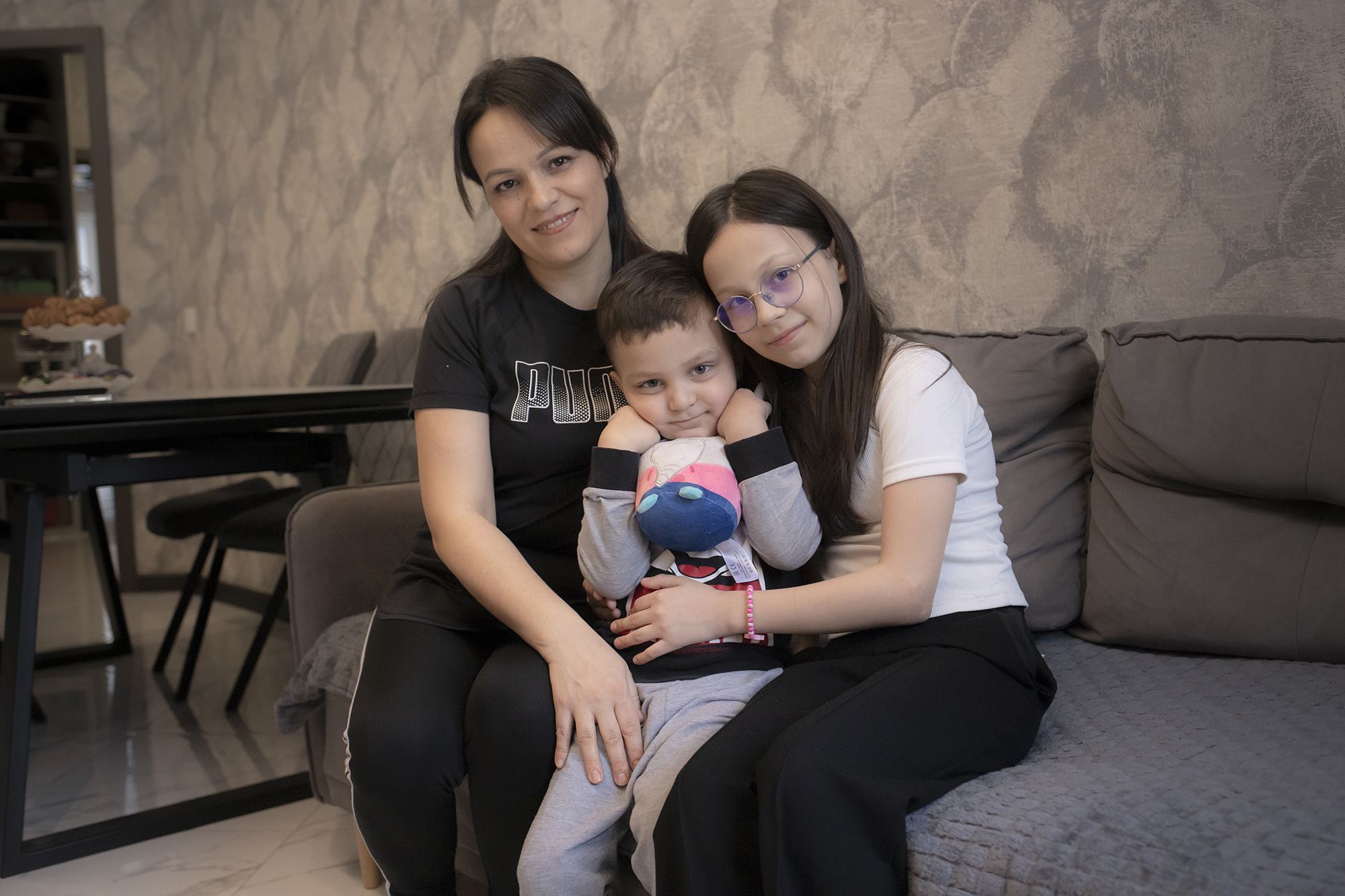 Юсуф с мамой и сестрой. Фото: Екатерина Фёдорова для свет.дети