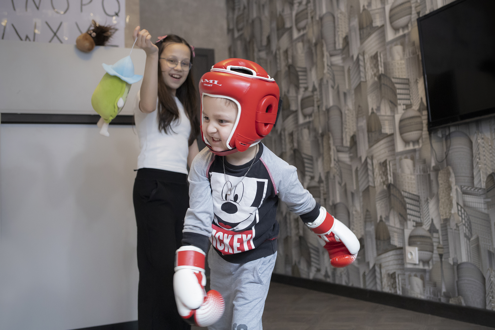 Юсуф с сестрой. Фото: Екатерина Фёдорова для свет.дети