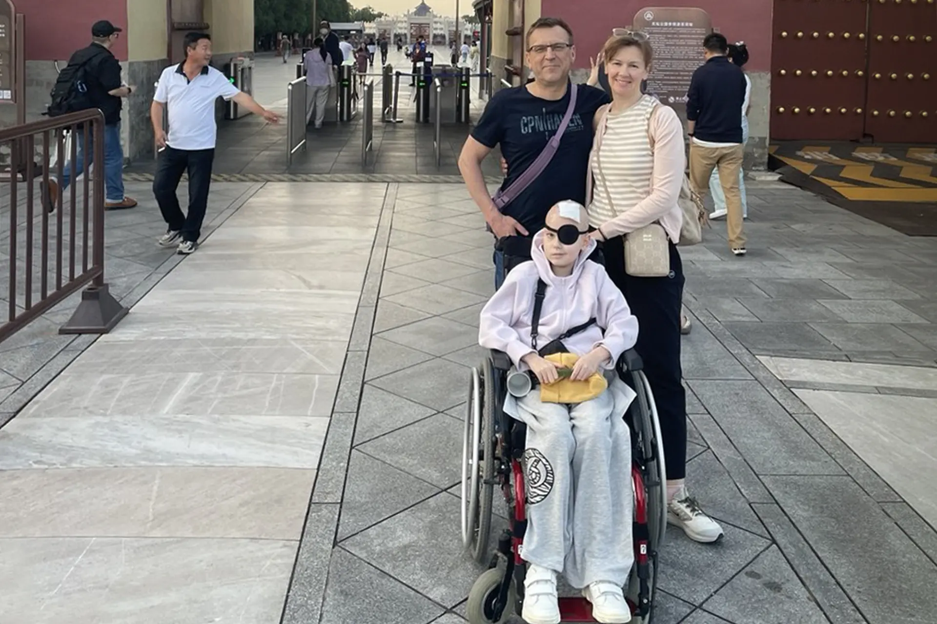 Юля с родителями на лечении в Китае, 2026 год. Фото из домашнего архива
